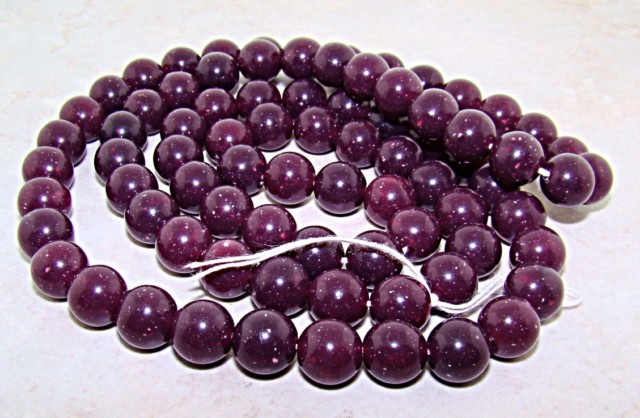 (image for) PLUM SPECKLE 10MM ROUND SMOOTH BEADS - Lot of 79