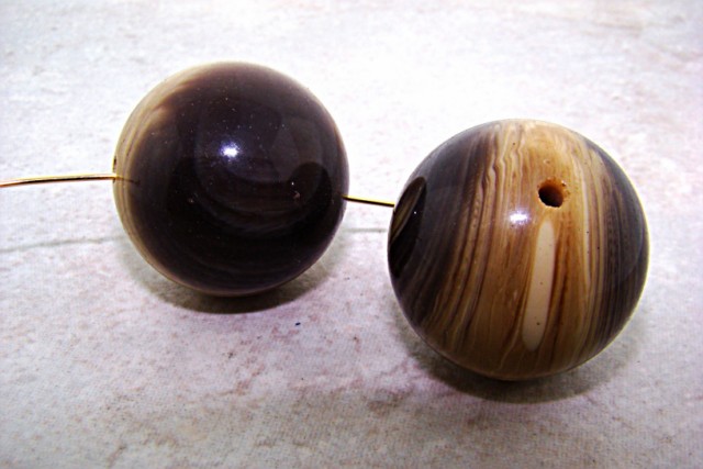 (image for) BROWN HORN 28MM SMOOTH LARGE HOLE ROUND BEADS - Lot of 12